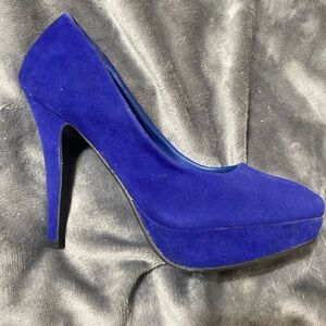 Cute and comfortable sexy purple/blue pumps with a slight platform